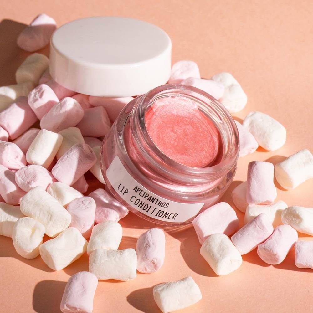 Lip Balm (Ροζ απόχρωση) με Έλαιο Καρύδας και Βούτυρο Μάνγκο, προορισμένο να δώσει λίγο χρώμα, αλλά πολλή λάμψη σε χείλη και ζυγωματικά.