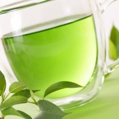 Το πράσινο τσάι, Έχει αντιμικροβιακές, αντιφλεγμονώδεις και στυπτικές ιδιότητες και είναι ένα από τα ισχυρότερα αντιοξειδωτικά.