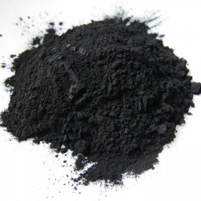 Ο ενεργός άνθρακας καθαρίζει σε βάθος την επιδερμίδα, επίσης θεωρείται ιδανικός για το λιπαρό δέρμα, χαρίζοντάς το μια φυσική λάμψη.