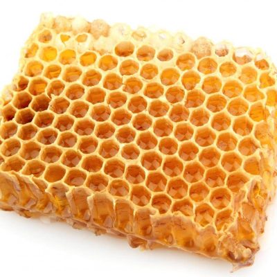 Το κερί της μέλισσας βοηθά στην αποκατάσταση βλαβών στην επιδερμίδα, λόγω των αντιβακτηριακών και αντιφλεγμονωδών ιδιοτήτων του.