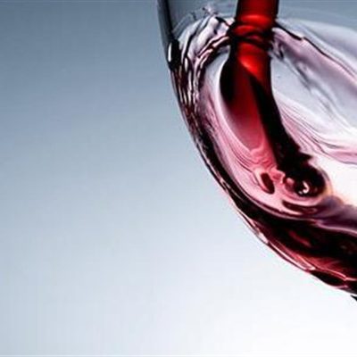 Το κόκκινο κρασί ως συστατικό χρησιμοποιείται σε προϊόντα περιποίησης που συστήνονται για δέρματα με ακμή, καθώς και με δερματικά προβλήματα.