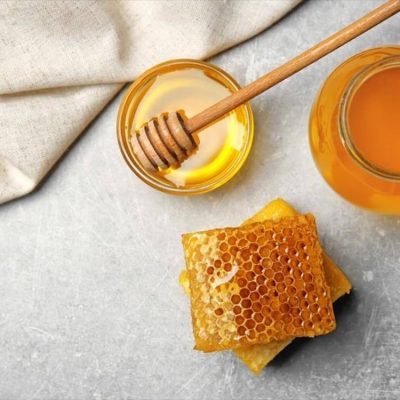 Το μέλι με τις αντισηπτικές και αντιβακτηριδιακές του ιδιότητες του, βοηθά στην απόφραξη των πόρων του δέρματος.