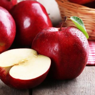 Το μήλο είναι πάρα πολύ πλούσιο σε ολεϊκά και λινολεϊκά οξέα, τα οποία παρέχουν στην επιδερμίδα βαθιά ενυδάτωση.